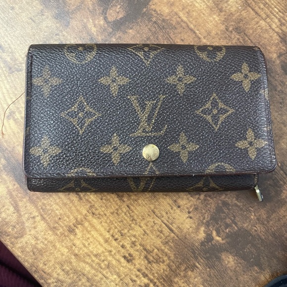 Vintage LV wallet, only two owners. - Picture 2 of 13